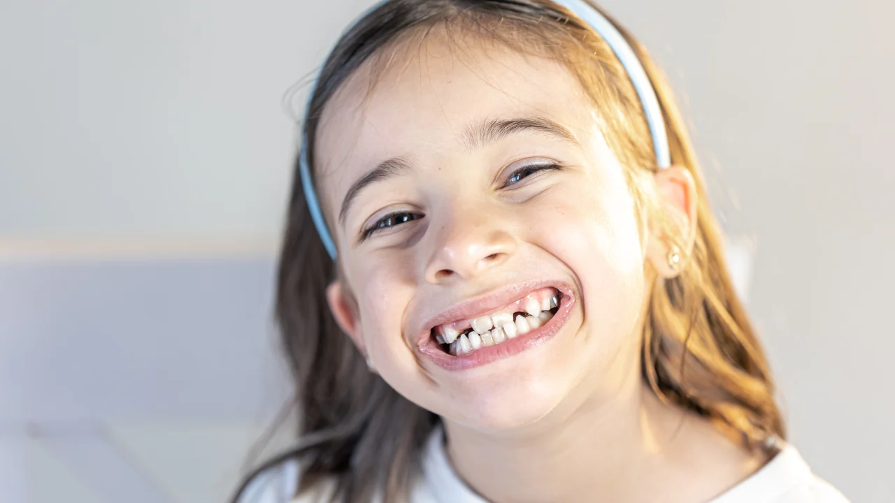 Chez l’enfant, et cela peut commencer très tôt, certains troubles tels que la mauvaise position de la langue, la respiration buccale, ou une déglutition atypique perturbent le développement des mâchoires et entraînent des problèmes d’alignement des dents.